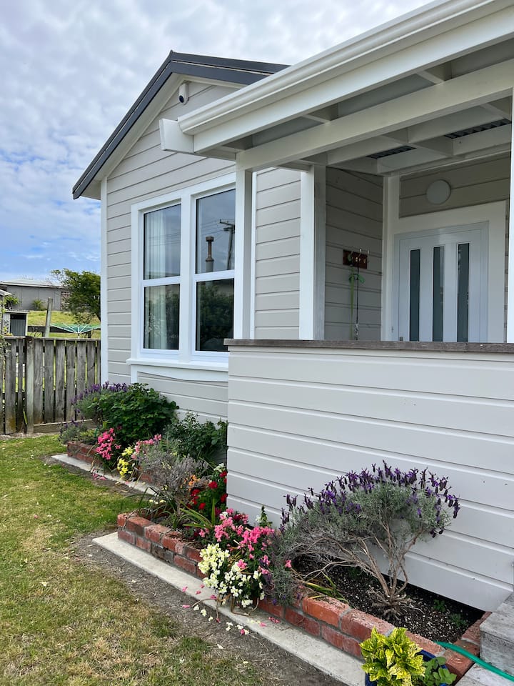 Cute 2 bed villa close to beach with sleepout Vacation homes for