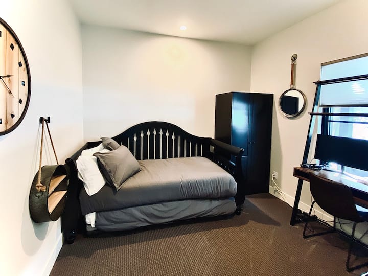 Chumba cha kulala cha 4/ Sehemu ya Ofisi yenye Skrini ya Kompyuta na Printa. Vitanda Viwili vya Watu Wawili