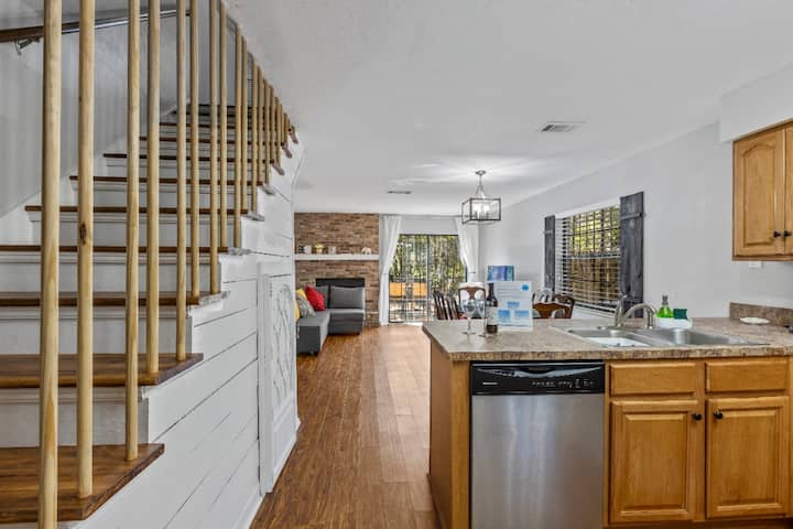 Family-friendly Townhouse With Reading Nook + Bike - Gainesville, FL