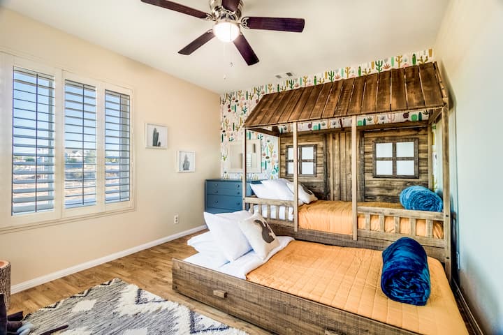 يحب الأطفال النوم على الشرفة الأمامية لهذا البيت الغربي الصغير. 