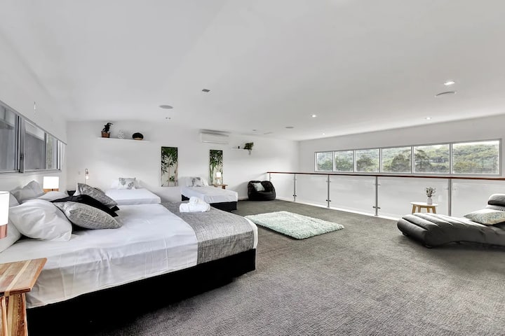 Superficie du loft à l'étage ;
Configuration standard en lit King Size x 4 lits simples