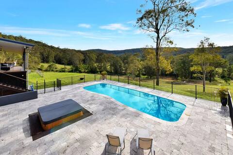 Luxury Mandalong Mansion with Pool & Spa