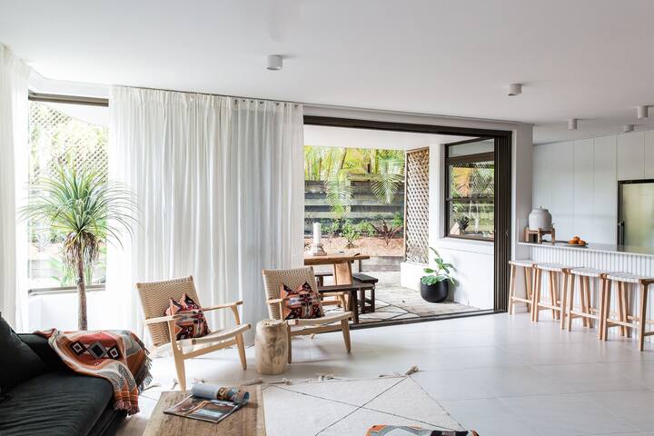 Newly renovated 3 bedroom Beach Bungalow gallery image 3