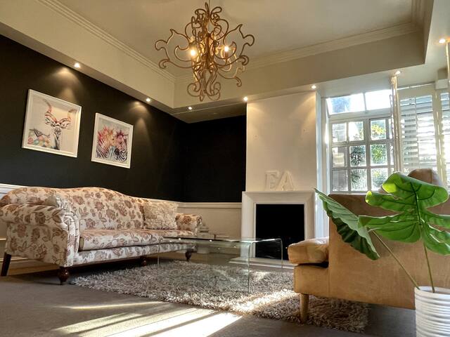 Fabulous 4-bedroom home with Pool & Solar gallery image 4