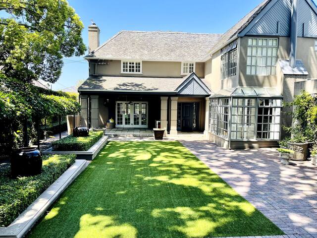 Fabulous 4-bedroom home with Pool & Solar gallery image 2