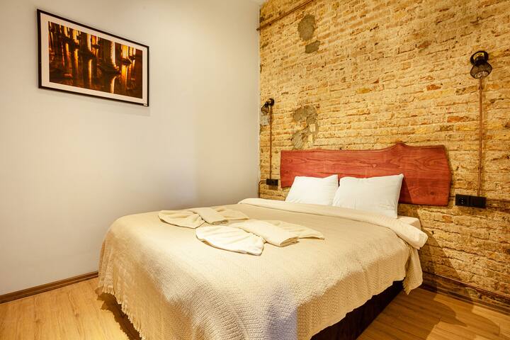 Newly Renovated 4BR/4BA Flat Terrace AC Galata gallery image 2