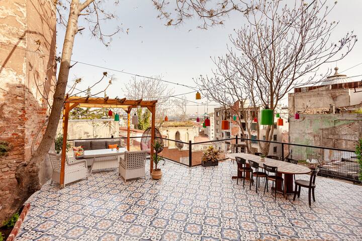 Newly Renovated 4BR/4BA Flat Terrace AC Galata gallery image 5