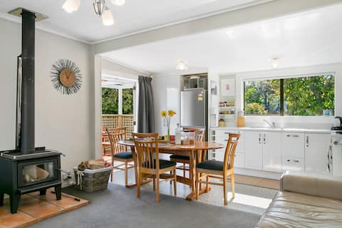 'Calida's Cosy Cottage; peaceful, warm & homely.