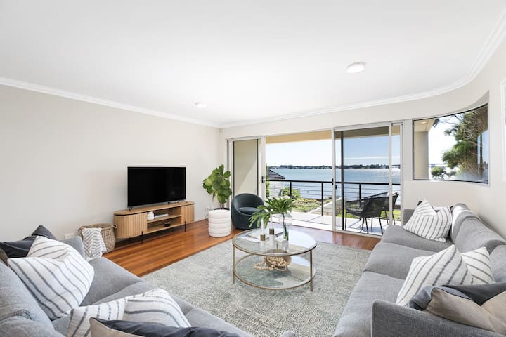 Stylish 3-bedroom rental with water views gallery image 3