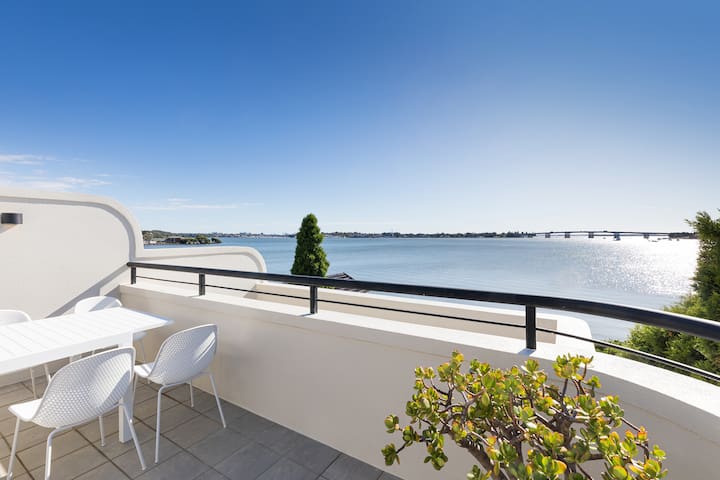 Stylish 3-bedroom rental with water views gallery image 2