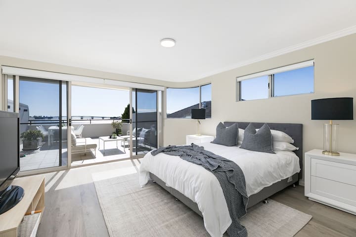 Stylish 3-bedroom rental with water views