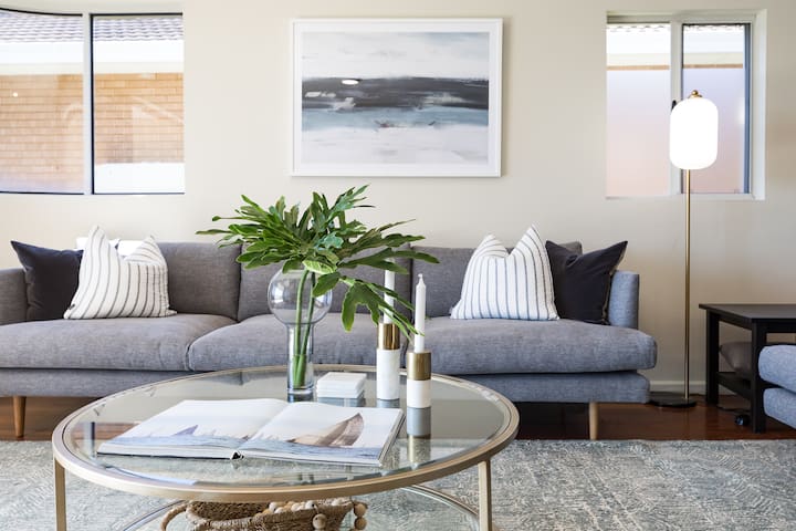 Stylish 3-bedroom rental with water views gallery image 4