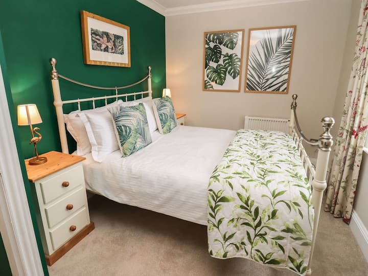 חדר שינה ראשי עם חתנים