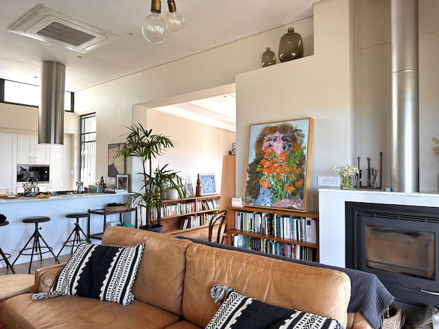 Modern 2 bedroom house with harbour views gallery image 4