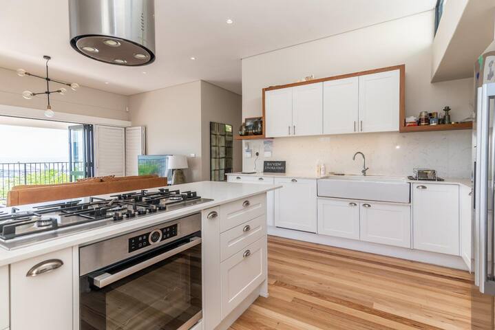 Modern 2 bedroom house with harbour views gallery image 5