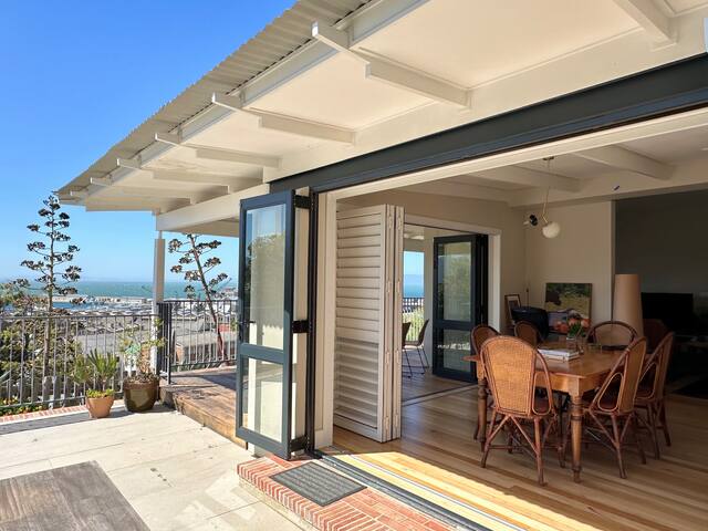 Modern 2 bedroom house with harbour views gallery image 2