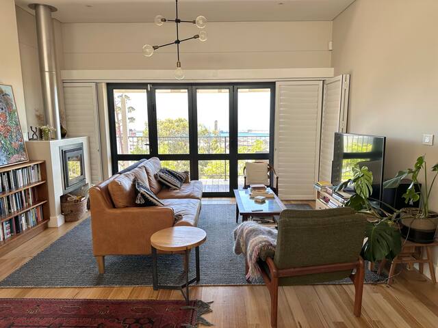 Modern 2 bedroom house with harbour views gallery image 3