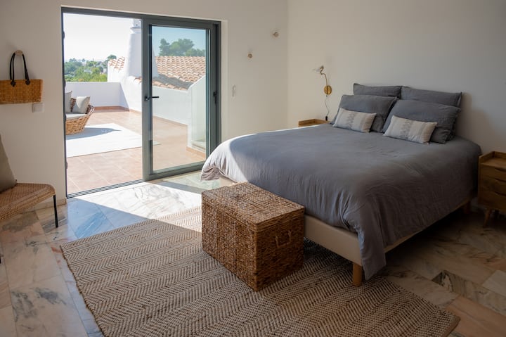 חדר שינה ראשי קומה ראשונה עם שירותים. מרפסת עם נוף מדהים לים