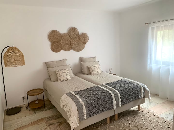 חדר שינה בקומת הקרקע, עם 2 מיטות יחיד וחדר רחצה