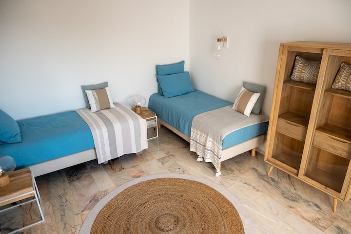 מיטת יחיד זוגית בקומה הראשונה עם מרפסת ונוף מדהים לים