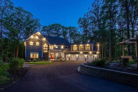 Athena hideaway: hottub, firepit, lake & racetrack
