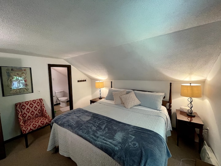 Დიდი საძინებელი ჯეკთან და ჯილთან ერთად 1/2 სააბაზანოთი დედოფლის საძინებლის მიმდებარედ. Ყველა ოთახს აქვს დიდი კარადები და კომოდები, ასევე, USB ‑ შტეფსელები.