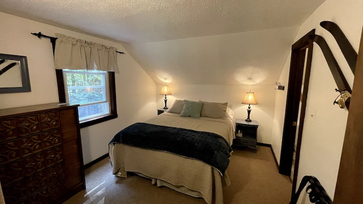 Დედოფლის საძინებელი ჯეკისა და ჯილის 1/2 სააბაზანოთი დიდი საძინებლის მიმდებარედ. Ყველა ოთახს აქვს დიდი კარადები და კომოდები, ასევე, USB ‑ შტეფსელები.