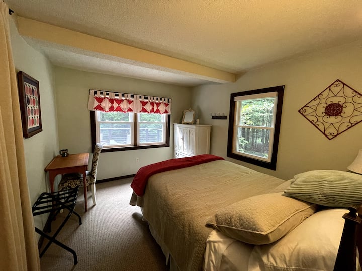 Მთავარი სართულის ორადგილიანი საძინებელი სამუშაო სივრცით. 