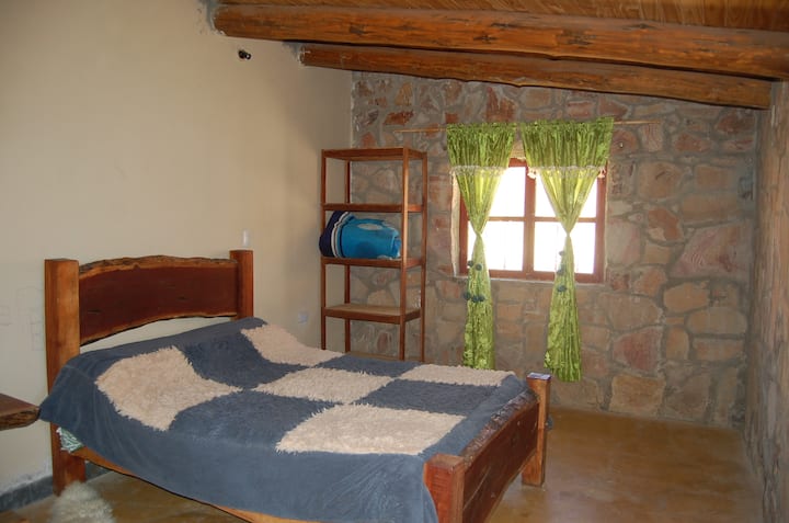Dormitorio con cama de dos plazas