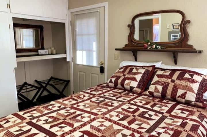 Зона за багаж и огледален рафт за чанти, чанти и т.н., удобно разположени пред входната врата.