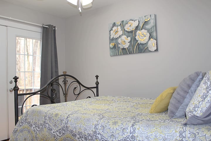 Spavaća soba na glavnom katu s bračnim krevetom.