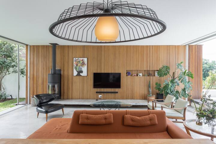 Mid-Century 4 bedroom home nestled in Nature gallery image 4