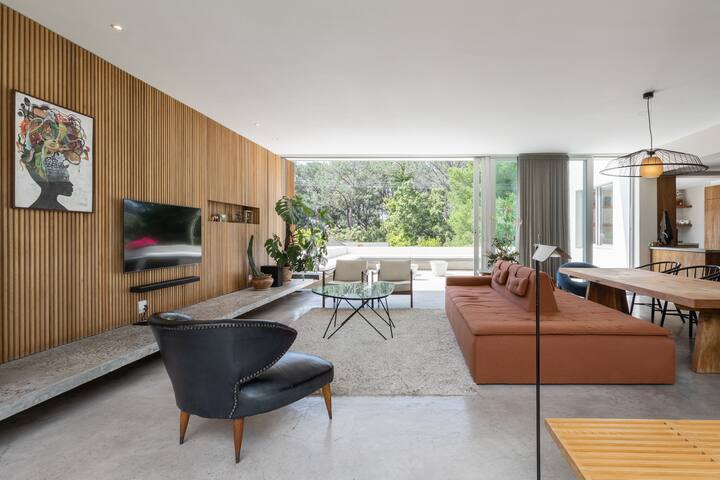 Mid-Century 4 bedroom home nestled in Nature gallery image 3