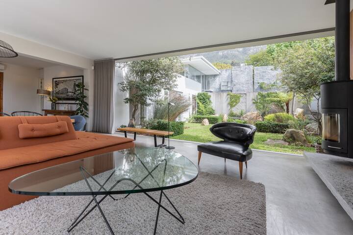 Mid-Century 4 bedroom home nestled in Nature gallery image 2