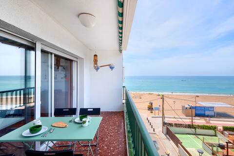 An apartment with an ocean view in Calafell