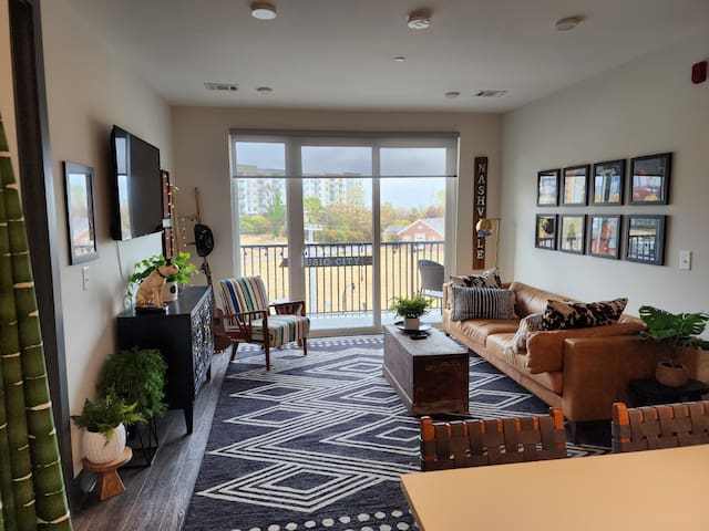 Condo minutes from Broadway