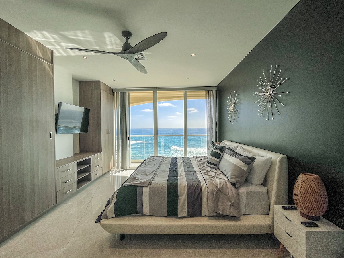 Зајакнувајќи го доживувањето, главната спална соба може да се пофали со неверојатен поглед кон океанот со својот приватен влез со балкон. Уживајте во прекрасниот поглед на морето без да ја напуштите удобноста на вашата соба