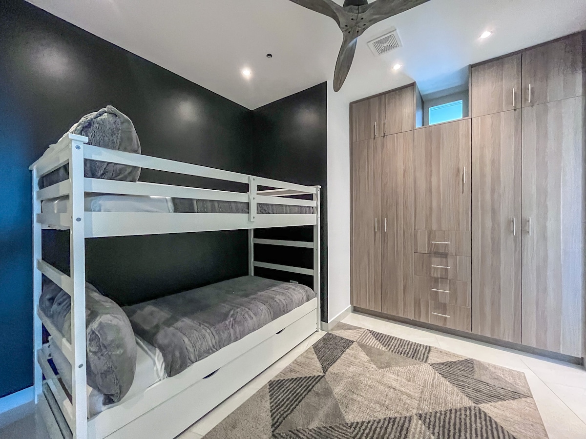 Откријте практична елеганција во третата спална соба, каде што во добро распоредените простори има двоен кревет на спрат и великодушен плакар, обезбедувајќи функционалност и  доволно простор за складирање.