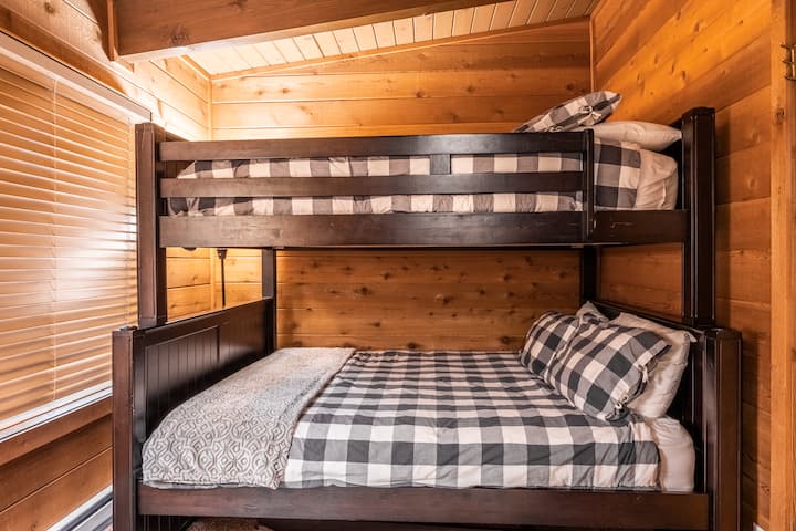 2nd floor guest bedroom - queen bunk-beds and 30" smart tv.