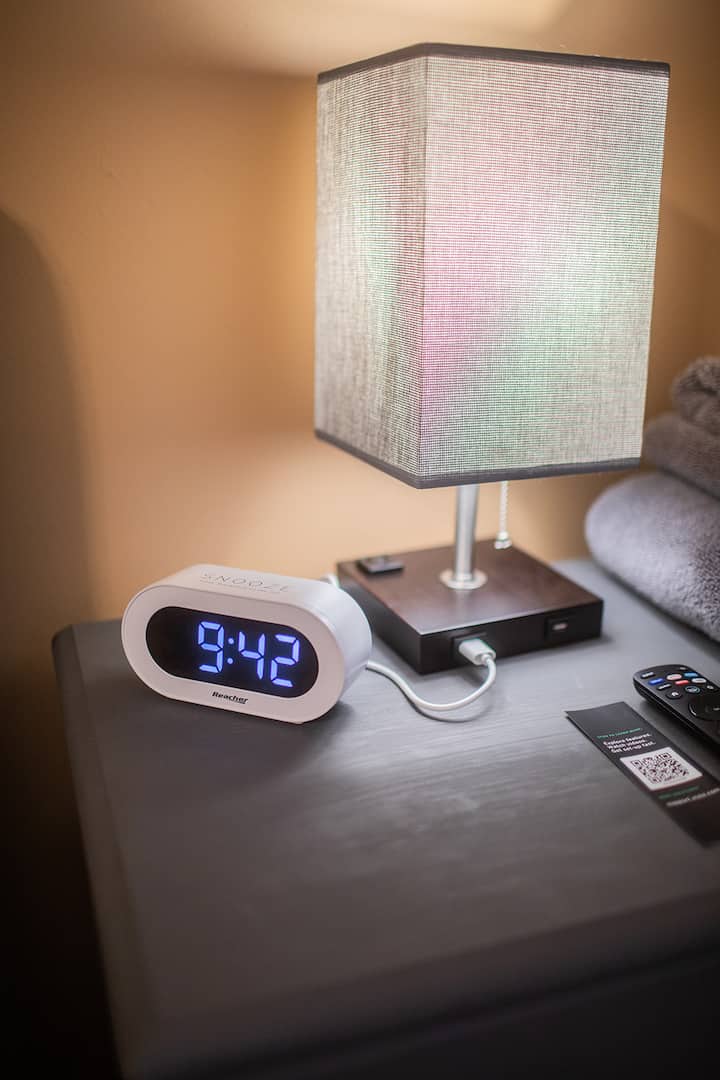 Всички лампи край леглата имат конектори и щепсели.