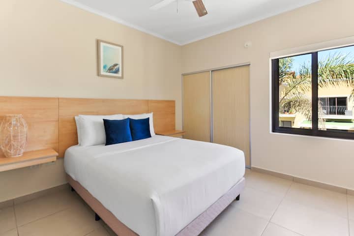 Chumba cha kulala 2 | Kwa likizo ya kupendeza, mashuka ya hali ya juu, matandiko, na mito ya kutosha hutolewa.