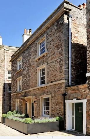 Grade II listed townhouse in the heart of Clifton gallery image 2