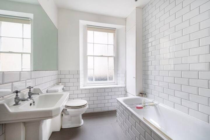 Grade II listed townhouse in the heart of Clifton gallery image 4