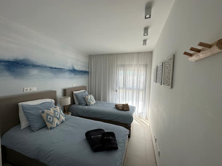 ห้องนอนที่สองพร้อมบ็อกซ์สปริงที่สะดวกสบาย 2 อัน (ขนาด 90x200 ซึ่งสามารถวางชิดกันได้) และตู้เสื้อผ้าบิวท์อิน