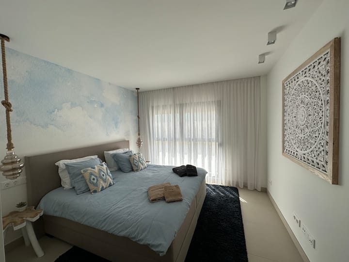 ห้องนอนใหญ่พร้อมบ็อกซ์สปริงที่สะดวกสบายขนาด 180x200 และตู้เสื้อผ้าบิวท์อิน