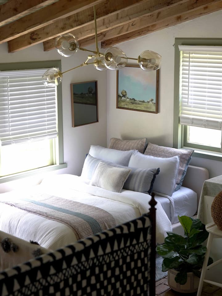 Segundo dormitorio con cama de tamaño completo.