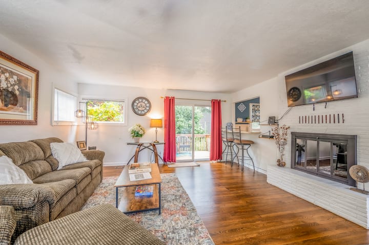 Quaint Garden Cottage - Oregon City, OR