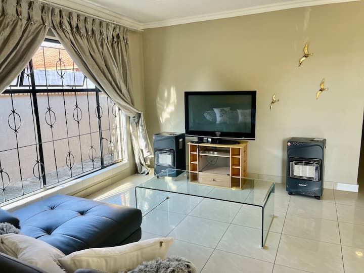 3bed & Bath Villa Boasts Sandton Luxury  In Soweto - Soweto
