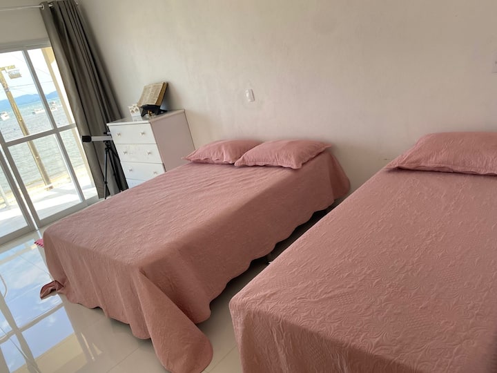 Chumba 1, chenye kitanda cha watu wawili na kitanda cha mtu mmoja, mwonekano wa bahari