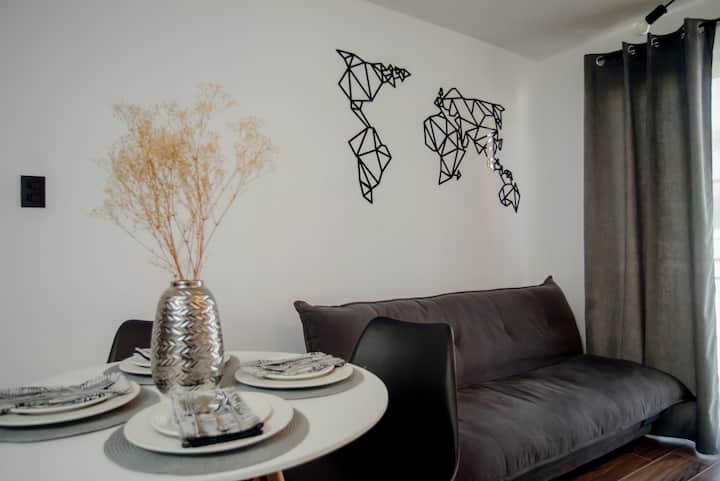 ห้องนั่งเล่นพร้อมเตียงโซฟา, ทีวี 65 นิ้วพร้อมเน็ตฟลิกซ์, เตาผิงไฟฟ้า, เกมกระดาน, หนังสือคลาสสิกและการเข้าถึงระเบียง